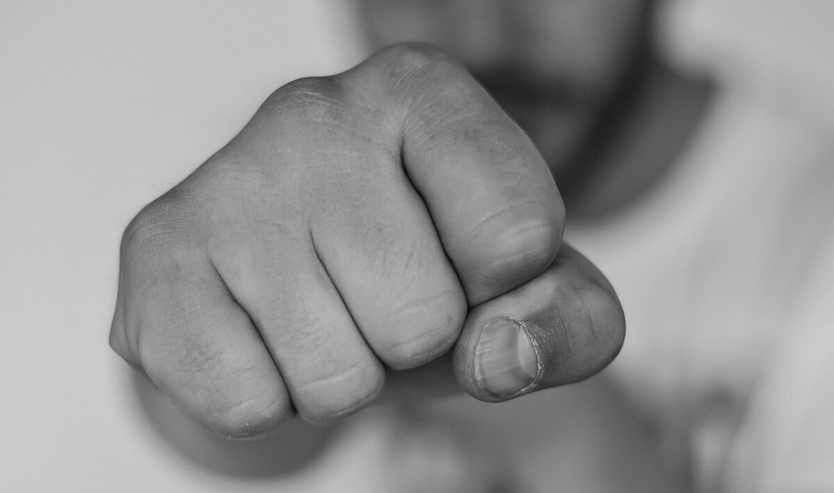 Judicializan a un hombre por violencia intrafamiliar en Cundinamarca En las últimas horas, la Fiscalía Seccional Cundinamarca judicializó a un hombre señalado de atacar a golpes a su pareja sentimental en un acto de violencia intrafamiliar ocurrido el pasado 9 de agosto en el municipio de Fusagasugá.