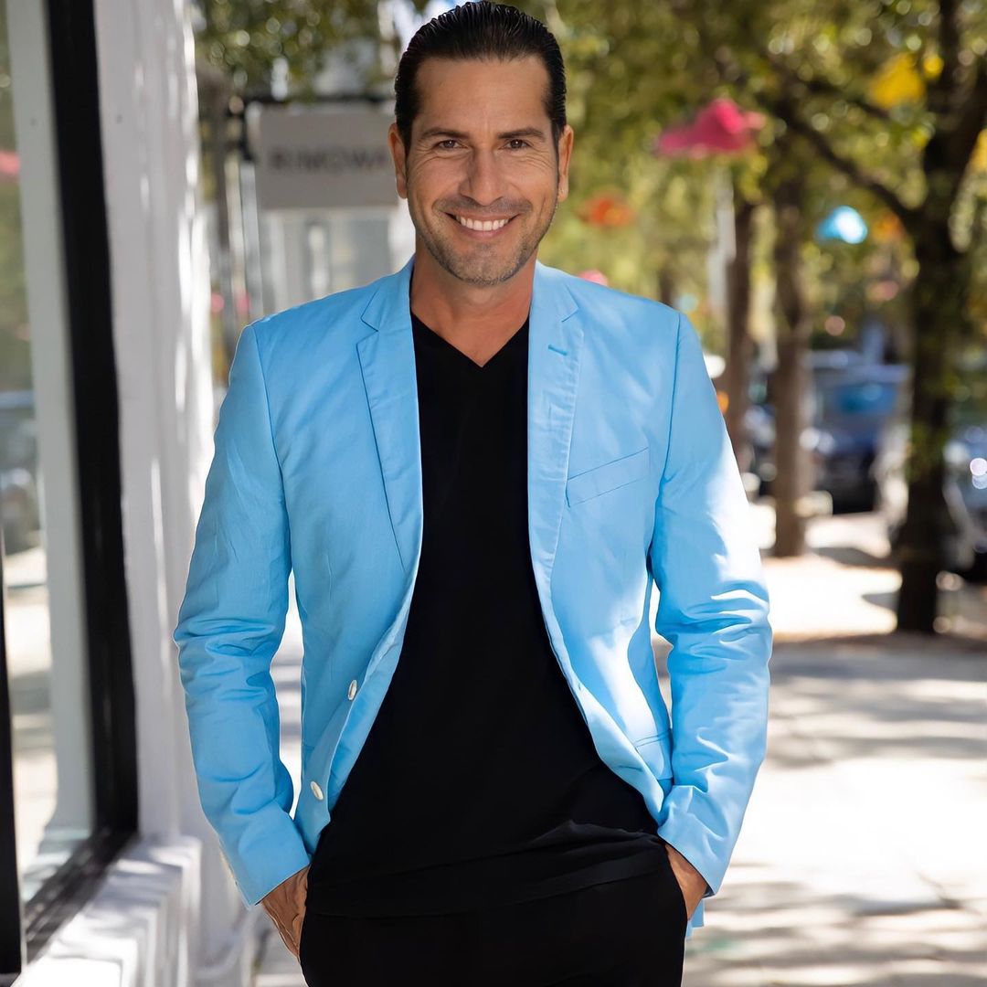 Gregorio Pernía y su hijo despiertan suspiros en las redes sociales 1 Gregorio Pernía y su hijo despiertan suspiros en las redes sociales El actor Gregorio Pernía es uno de los galanes de la televisión colombiana y es que sin duda Pernía, con ese cuerpo musculoso y tonificado, pone a más de una de sus seguidoras a suspirar. Pero lo que ha sorprendido a sus fans dentro de sus más de 6 millones de seguidores es su hijo Emiliano.