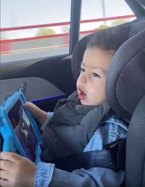 Hijo de James sorprende en las redes sociales con su canto 1 Hijo de James sorprende en las redes sociales con su canto El futbolista James Rodríguez sorprendió en las redes sociales al compartir un video de su hijo Samuel cantando. Y es que a pesar de la corta edad del pequeño, dejó a más de uno de sus seguidores enamorados con su ternura y talento.