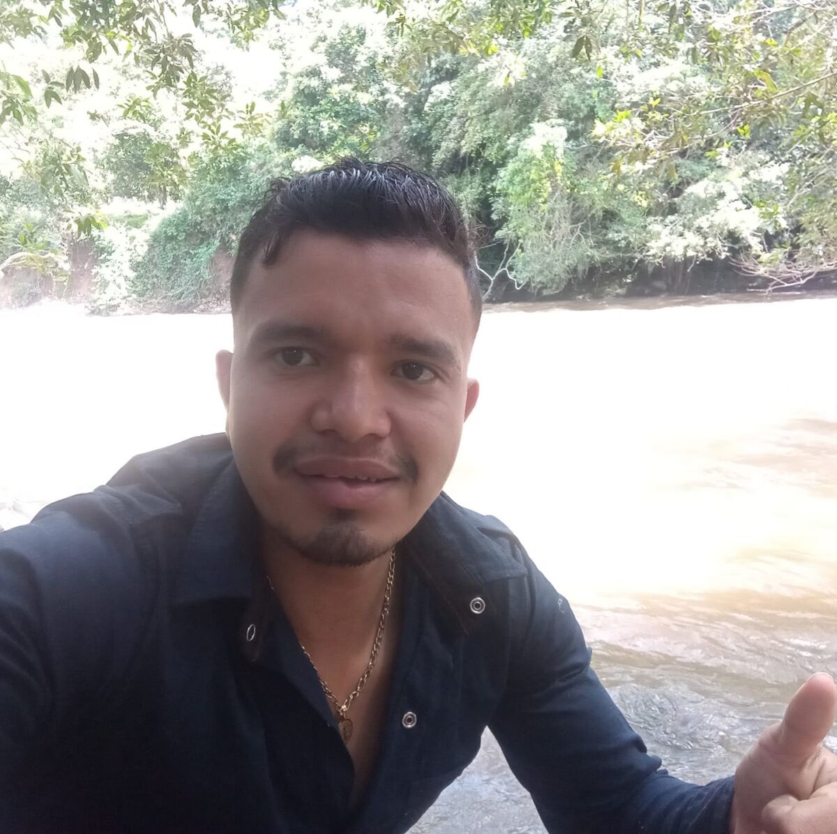 Álvaro, una de las víctimas en doble crimen cometido en bar de Santo Domingo 2 Álvaro, una de las víctimas en doble crimen cometido en bar de Santo Domingo La promesa que Álvaro González Narváez le hizo a su esposa, de pasar el resto de su vida con ella, se desvaneció en un instante fugaz la noche del pasado domingo, cuando un sujeto lo baleó junto a otro hombre llamado Luis Eduardo Betancourt. Todo ocurrió dentro de un bar del barrio Santo Domingo (Ciudad Bolívar), zona de abundantes comercios y vecinos, hoy aterrados con este doble crimen.