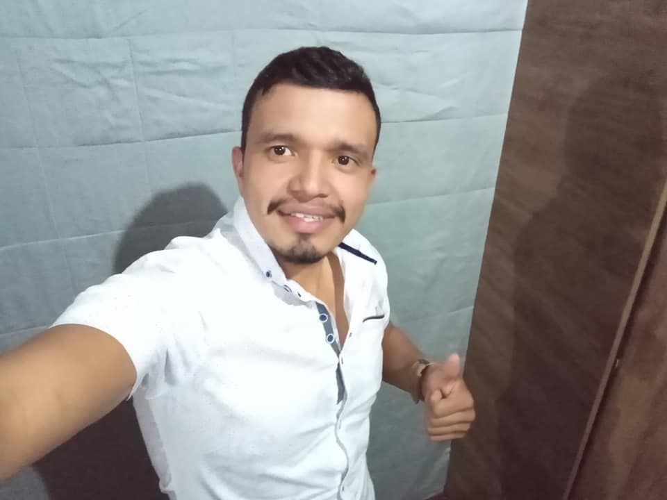 Álvaro, una de las víctimas en doble crimen cometido en bar de Santo Domingo La promesa que Álvaro González Narváez le hizo a su esposa, de pasar el resto de su vida con ella, se desvaneció en un instante fugaz la noche del pasado domingo, cuando un sujeto lo baleó junto a otro hombre llamado Luis Eduardo Betancourt. Todo ocurrió dentro de un bar del barrio Santo Domingo (Ciudad Bolívar), zona de abundantes comercios y vecinos, hoy aterrados con este doble crimen.