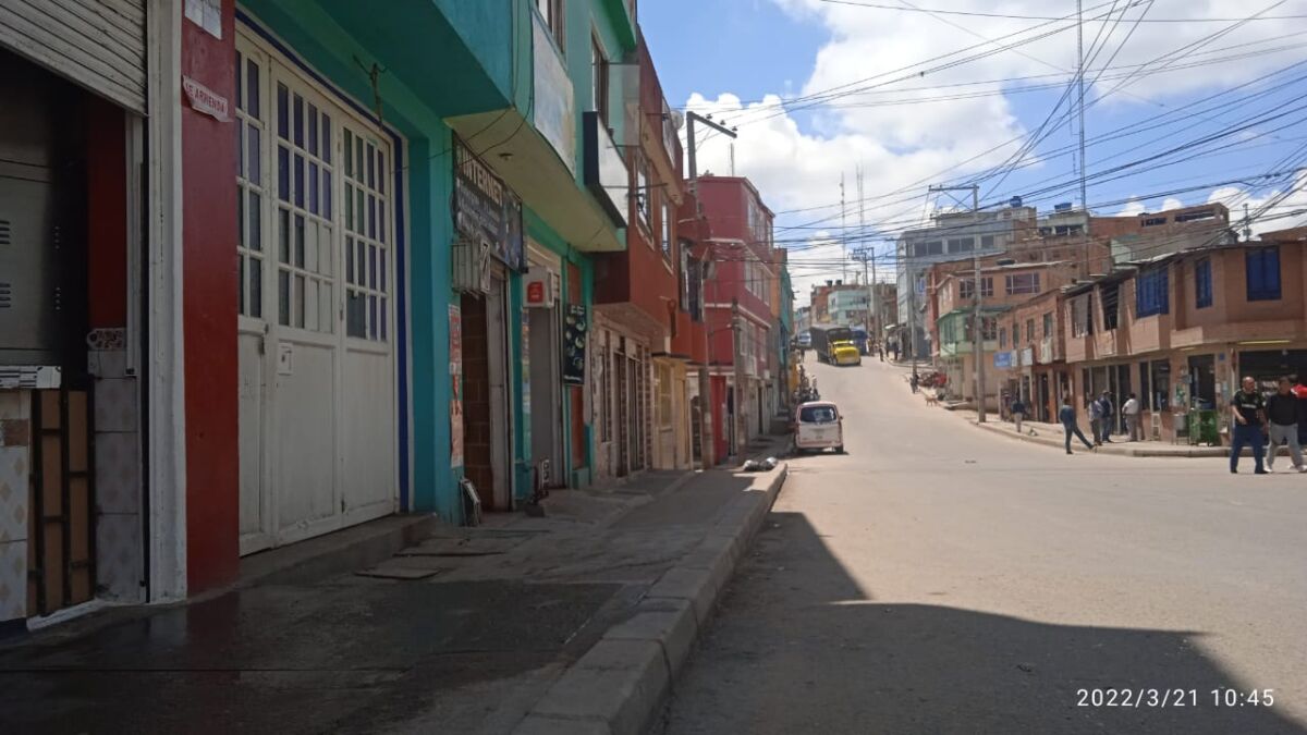Álvaro, una de las víctimas en doble crimen cometido en bar de Santo Domingo 1 Álvaro, una de las víctimas en doble crimen cometido en bar de Santo Domingo La promesa que Álvaro González Narváez le hizo a su esposa, de pasar el resto de su vida con ella, se desvaneció en un instante fugaz la noche del pasado domingo, cuando un sujeto lo baleó junto a otro hombre llamado Luis Eduardo Betancourt. Todo ocurrió dentro de un bar del barrio Santo Domingo (Ciudad Bolívar), zona de abundantes comercios y vecinos, hoy aterrados con este doble crimen.