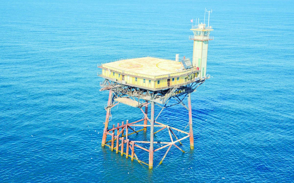 Crean un hotel en medio del mar 5 Crean un hotel en medio del mar ¿Se atrevería a dormir una noche en medio del mar? Pues en Carolina del Norte (EE. UU.), desde 2010, una plataforma instalada en principio para ser usada por guardacostas se convirtió en un hotel. Richard Neal, quien adquirió la estructura, logró adecuar (con la ayuda de donaciones) la plataforma para que cada visitante, por 2 millones 300 mil pesos, pueda dormir una noche en una habitación con vista al océano Atlántico, tenga acceso a agua potable y a servicio de internet. Además, podrá disfrutar de actividades como golf, pesca y buceo.