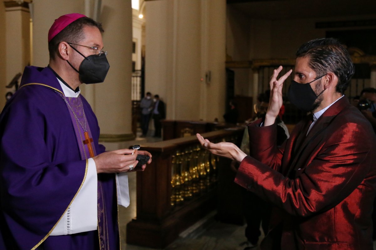 Así se vivirá el Miércoles de Ceniza en Bogotá Los feligreses de la iglesia Católica se preparan desde ya para vivir una de las épocas más importantes del año: la Cuaresma, donde conmemoramos la pasión, muerte y resurrección de Jesús para redimir a la humanidad de sus pecados. Hoy inicia esta festividad religiosa con el Miércoles de Ceniza, por eso en Q’HUBO hacemos un recuento de lo que debe tener en cuenta para que celebre con responsabilidad, sin olvidar los protocolos de bioseguridad.