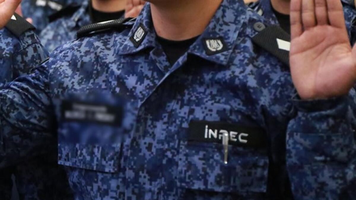 6 guardias del Inpec fueron imputados por ingresar hasta licor a La Modelo 1 6 guardias del Inpec fueron imputados por ingresar hasta licor a La Modelo La Fiscalía imputó ante el juez 30 de Control de Garantías de Bogotá a seis dragoneantes del INPEC, por presuntamente hacer parte de una organización que ingresaba elementos prohibidos a la cárcel la Modelo de Bogotá.