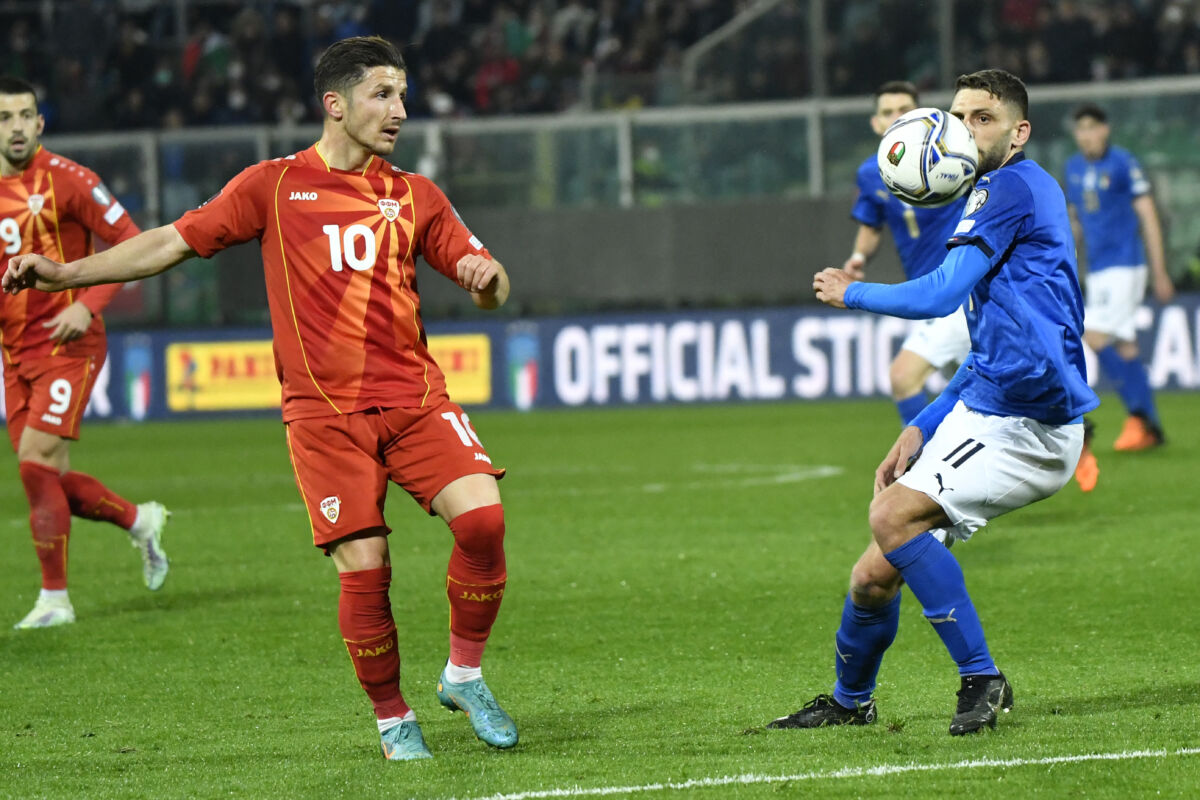 ¡Sorpresa! Macedonia dejó por fuera del Mundial a Italia 2 ¡Sorpresa! Macedonia dejó por fuera del Mundial a Italia La Selección de Italia cayó como local 0-1 contra Macedonia del Norte este jueves en las semifinales de la repesca, y se despide del Mundial 2022 tras un agónico gol de los visitantes en el tiempo de adición.