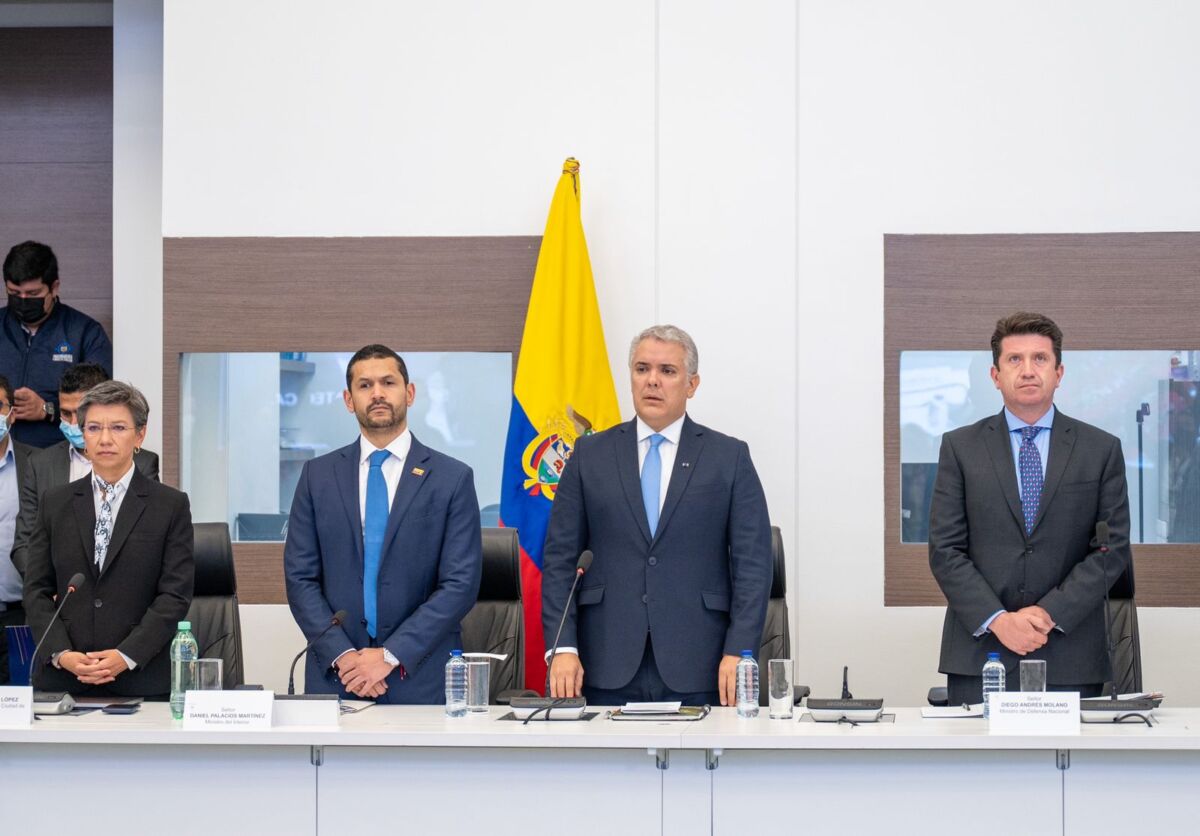 Iván Duque anuncia las nuevas medidas de seguridad tras atentados en Bogotá Tras el Consejo de Seguridad que se llevó a cabo este martes entre el presidente Iván Duque; la alcaldesa de Bogotá, Claudia López; el ministro de Defensa, Diego Molano; y el gobernador de Cundinamarca, Nicolás García Bustos, se hicieron públicas las nuevas medidas de seguridad que se implementarán en Bogotá, tras el atentado en el CAI de Arborizadora Alta (Ciudad Bolívar).