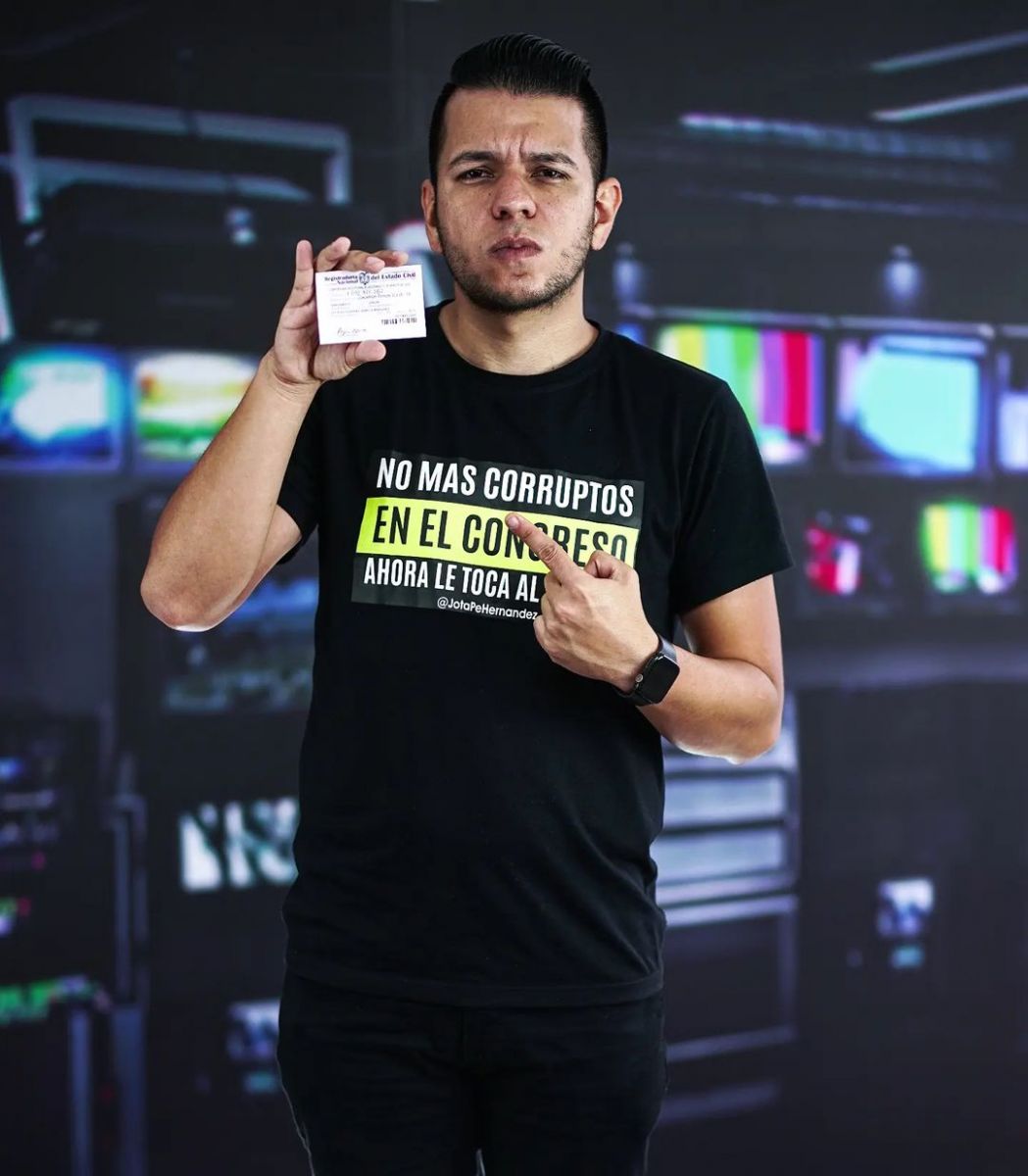 El Youtuber sensación de las elecciones la jornada del domingo pasado, además de los quemados y el ascenso de fuerzas políticas que antes no tenían tanto protagonismo, fue la de la elección popular como senador del infuenciador Jonathan Ferney Pulido, mejor conocido como Jota Pe, quien a través de una campaña modesta, impulsada principalmente por su perfil en redes sociales como YouTube, logró reunir la suma de 180.000 votos, lo cual lo convirtió en el tercer candidato al senado más votado del país después de Miguel Uribe Turbay y María Fernanda Cabal.