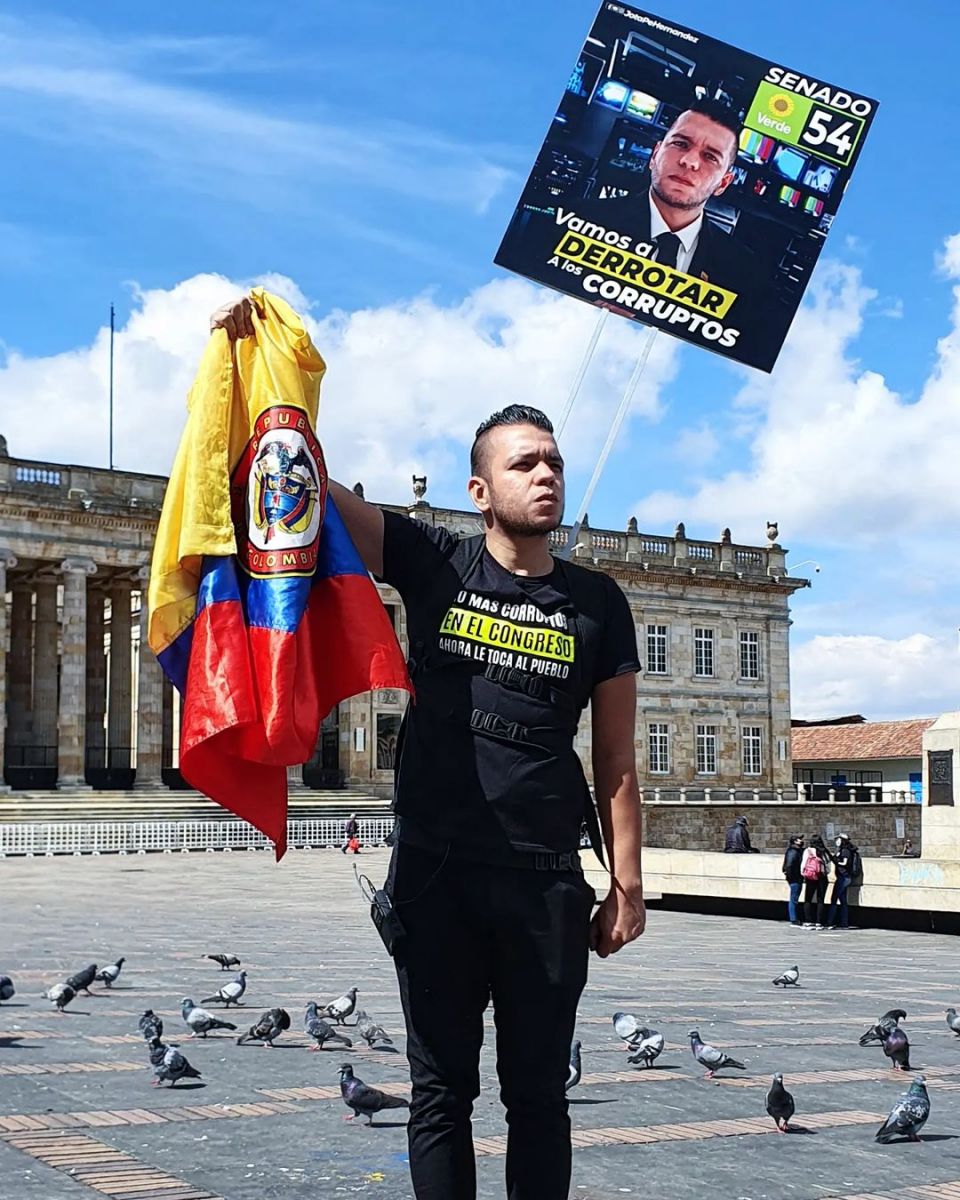 El Youtuber sensación de las elecciones la jornada del domingo pasado, además de los quemados y el ascenso de fuerzas políticas que antes no tenían tanto protagonismo, fue la de la elección popular como senador del infuenciador Jonathan Ferney Pulido, mejor conocido como Jota Pe, quien a través de una campaña modesta, impulsada principalmente por su perfil en redes sociales como YouTube, logró reunir la suma de 180.000 votos, lo cual lo convirtió en el tercer candidato al senado más votado del país después de Miguel Uribe Turbay y María Fernanda Cabal.