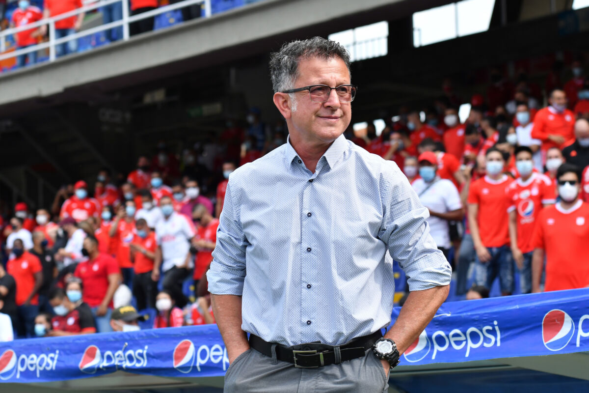 Juan Carlos Osorio se va del América 4 Juan Carlos Osorio se va del América El técnico Juan Carlos Osorio ya no hace parte del América de Cali según él mismo lo confirmó para El País. La era de Osorio llegó a su fin después de arduas negociaciones entre el entrenador y directivos para lograr la rescisión del contrato.