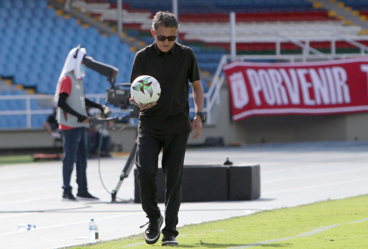 Juan Carlos Osorio se va del América 1 Juan Carlos Osorio se va del América El técnico Juan Carlos Osorio ya no hace parte del América de Cali según él mismo lo confirmó para El País. La era de Osorio llegó a su fin después de arduas negociaciones entre el entrenador y directivos para lograr la rescisión del contrato.