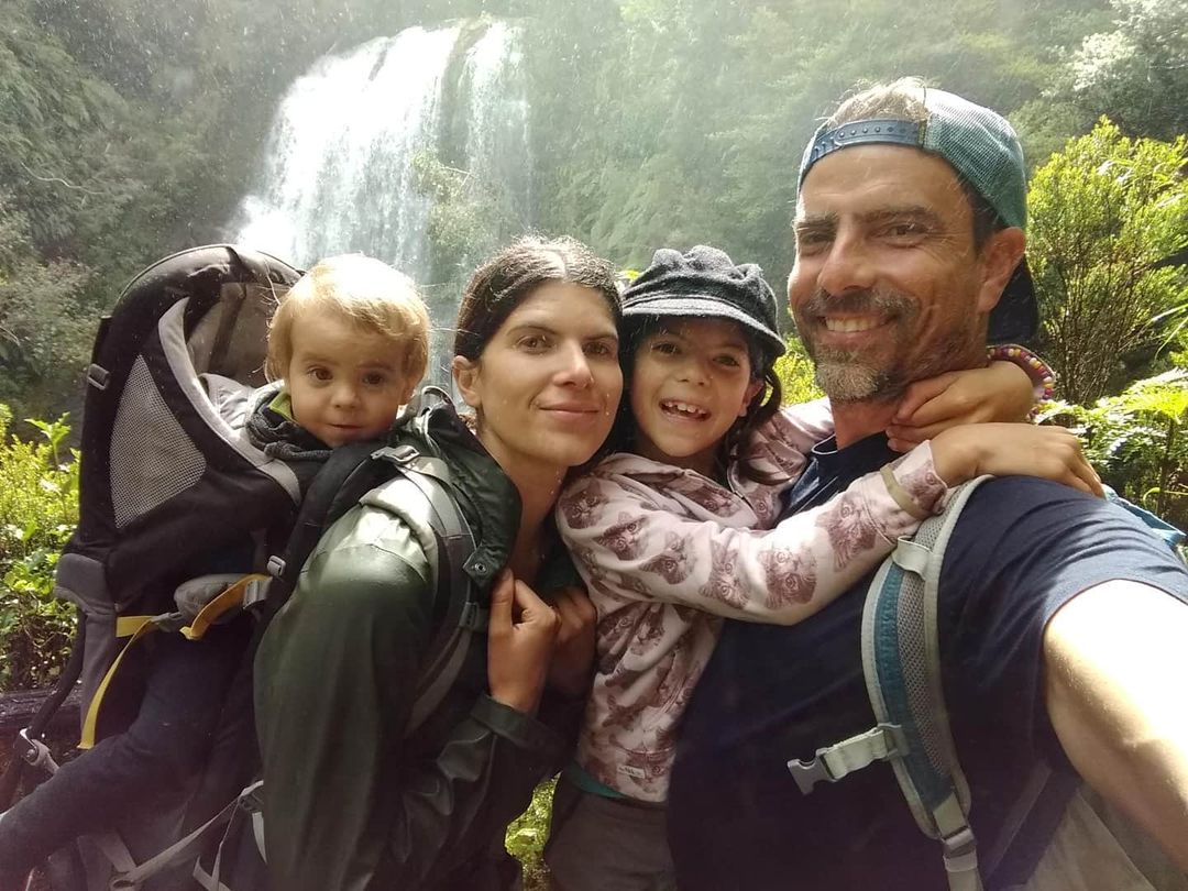 Andrés Juan regresó de la Patagonia a triunfar en Netflix Hace más de 2 décadas estaba en furor todo lo que tuviera que ver con la popular novela ‘Yo amo a Paquita Gallego’. Hasta af-iches vendían a las afueras de los colegios y muchas colegialas se derretían por tener una foto del protagonista: Andrés Juan Hernández.