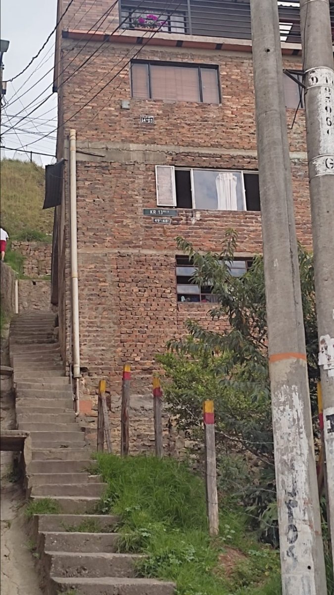 Balean a los hermanos Salanueva Tres hermanos resultaron gravemente heridos sobre la tarde de este viernes, luego de que unos misteriosos sujetos llegaran a dispararles sin mediar palabra afuera de su vivienda, en una calle cerrada y angosta.