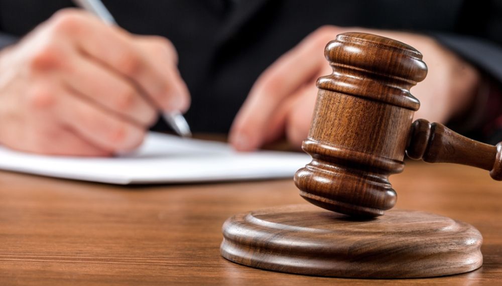 Destituyen a fiscal de Antioquia a por cometer actos sexuales con menor detenido 6 Destituyen a fiscal de Antioquia a por cometer actos sexuales con menor detenido La Comisión Nacional de Disciplina Judicial destituyó e inhabilitó por 14 años, al entonces Fiscal 143 Seccional de Tarazá (Antioquia), quien valiéndose de su cargo abusó sexualmente de un menor de edad.
