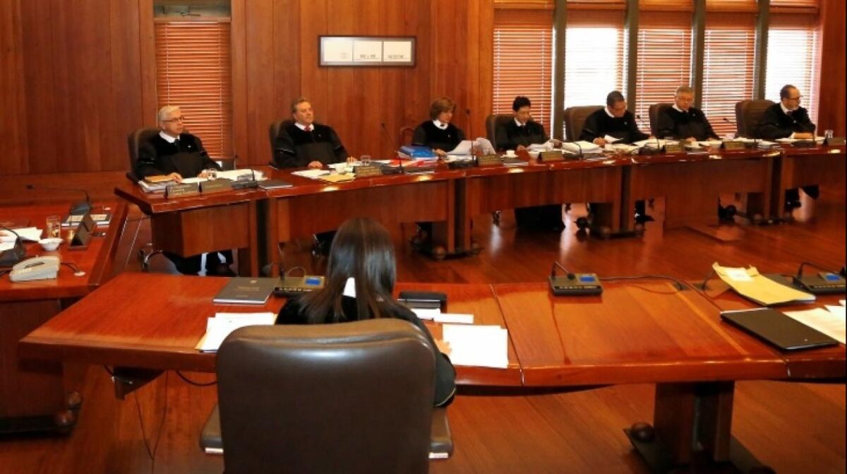 Destituyen a fiscal de Antioquia a por cometer actos sexuales con menor detenido 1 Destituyen a fiscal de Antioquia a por cometer actos sexuales con menor detenido La Comisión Nacional de Disciplina Judicial destituyó e inhabilitó por 14 años, al entonces Fiscal 143 Seccional de Tarazá (Antioquia), quien valiéndose de su cargo abusó sexualmente de un menor de edad.