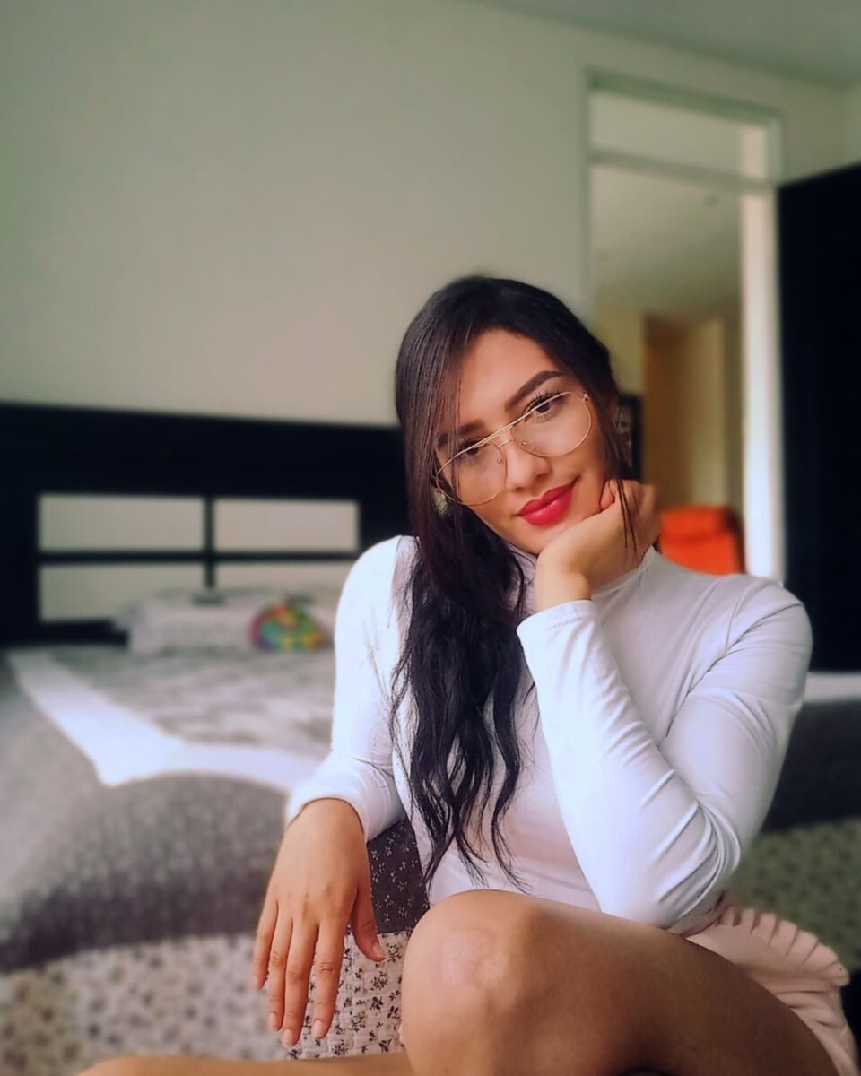 Karen denuncia a su exnovio por golpearla y amenazarla A través de las redes sociales se conoció la denuncia de una joven que indica que su expareja sentimental le dio una golpiza. La víctima, identificada como Karen Montes, asegura que Yafar Cruz, con quien tuvo una relación, la atacó y la está amenazando con matarla.