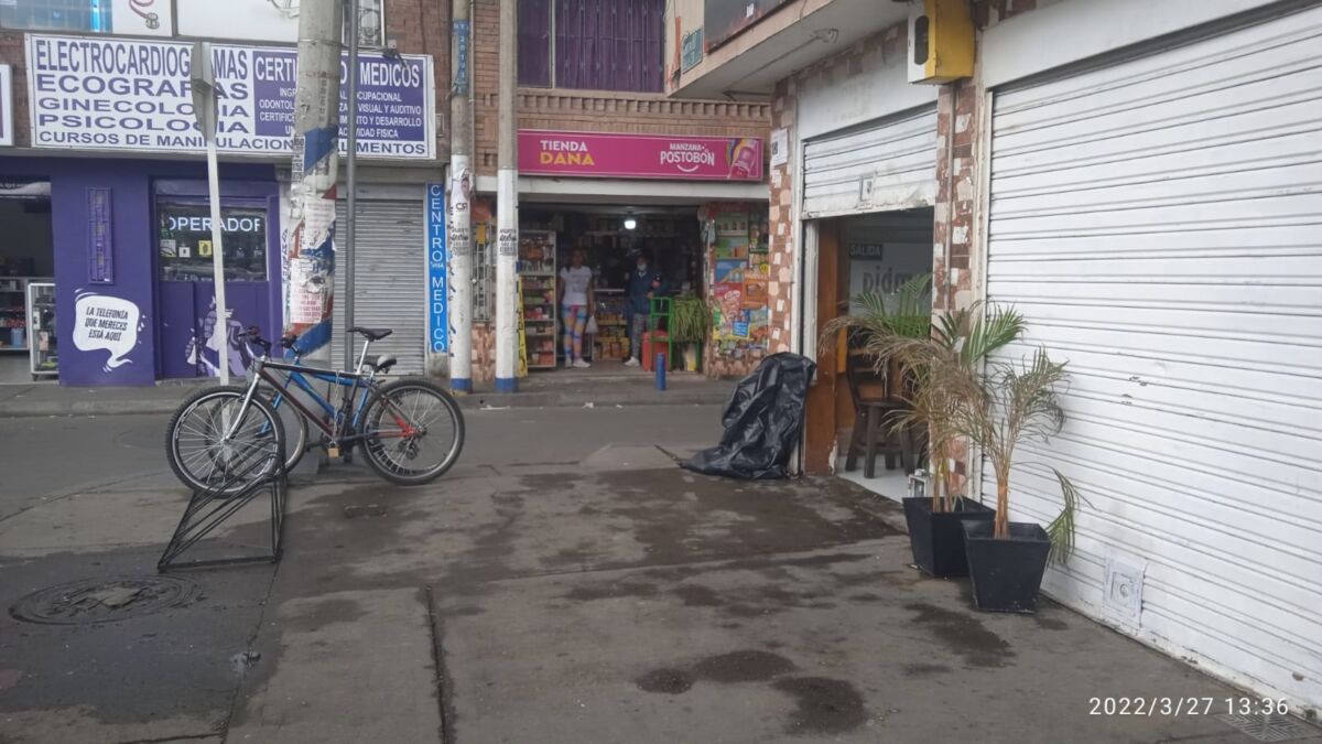 Matan a vendedor de comida rápida en Patio Bonito El pánico se apoderó en horas de la noche del sábado de las personas que se encontraban en una de las calles del barrio Patio Bonito, en Kennedy. Allí la tranquilidad se vio interrumpida por el estruendoso sonido de un arma de fuego que terminó con la vida de un joven de tan solo 22 años.