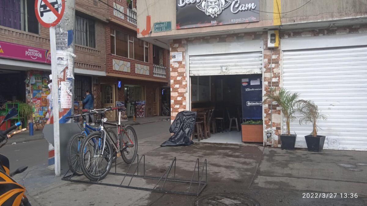 Matan a vendedor de comida rápida en Patio Bonito 1 Matan a vendedor de comida rápida en Patio Bonito El pánico se apoderó en horas de la noche del sábado de las personas que se encontraban en una de las calles del barrio Patio Bonito, en Kennedy. Allí la tranquilidad se vio interrumpida por el estruendoso sonido de un arma de fuego que terminó con la vida de un joven de tan solo 22 años.