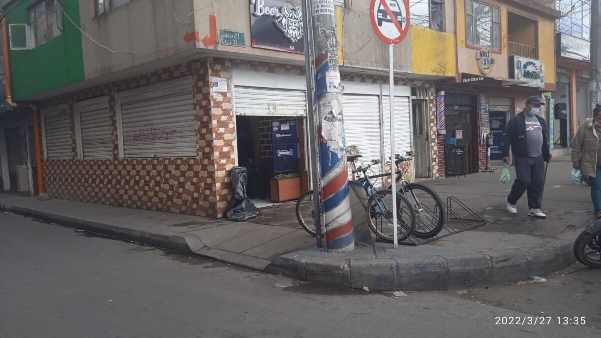 Matan a vendedor de comida rápida en Patio Bonito 2 Matan a vendedor de comida rápida en Patio Bonito El pánico se apoderó en horas de la noche del sábado de las personas que se encontraban en una de las calles del barrio Patio Bonito, en Kennedy. Allí la tranquilidad se vio interrumpida por el estruendoso sonido de un arma de fuego que terminó con la vida de un joven de tan solo 22 años.