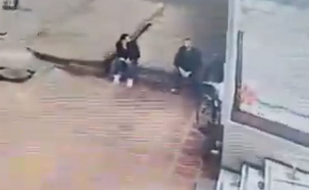 Pareja de ladrones fingen estar enamorados mientras roban ciclas en Bogotá 9 Pareja de ladrones fingen estar enamorados mientras roban ciclas en Bogotá En el video, en el cual se puede ver cómo la pareja de ladrones se besan y fingen estar enamorados para distraer la atención de las víctimas, sacan, en cuestión de segundos, unas pinzas y rompen los candados de las ciclas que se encuentran al lado de ellos.