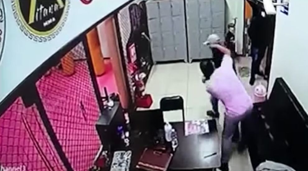 Pillos intentan robar una escuela de artes marciales y profesor les da una lección 1 Pillos intentan robar una escuela de artes marciales y profesor les da una lección Unos ladrones, sin percatarse de que no era una buena idea entrar a robar a una escuela de artes marciales, resultaron golpeados por uno de los profesores, quien al darse cuenta de las intenciones de estos pillos no dudo en defenderse.