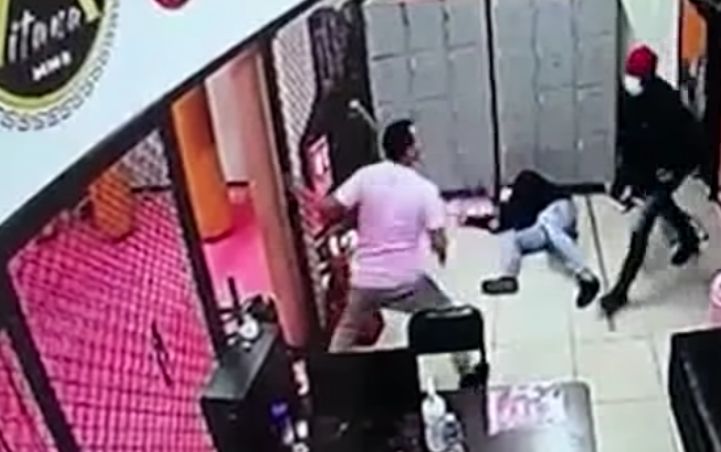 Pillos intentan robar una escuela de artes marciales y profesor les da una lección Unos ladrones, sin percatarse de que no era una buena idea entrar a robar a una escuela de artes marciales, resultaron golpeados por uno de los profesores, quien al darse cuenta de las intenciones de estos pillos no dudo en defenderse.