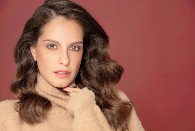 Laura Acuña mostró la tumba de Vicente Fernández Las presentadoras Laura Acuña y Cristina Estupiñán visitaron el rancho de ‘Los tres potrillos’ en México, y mostraron cómo se ve la tumba de Vicente Fernández tras 6 meses de haber fallecido.