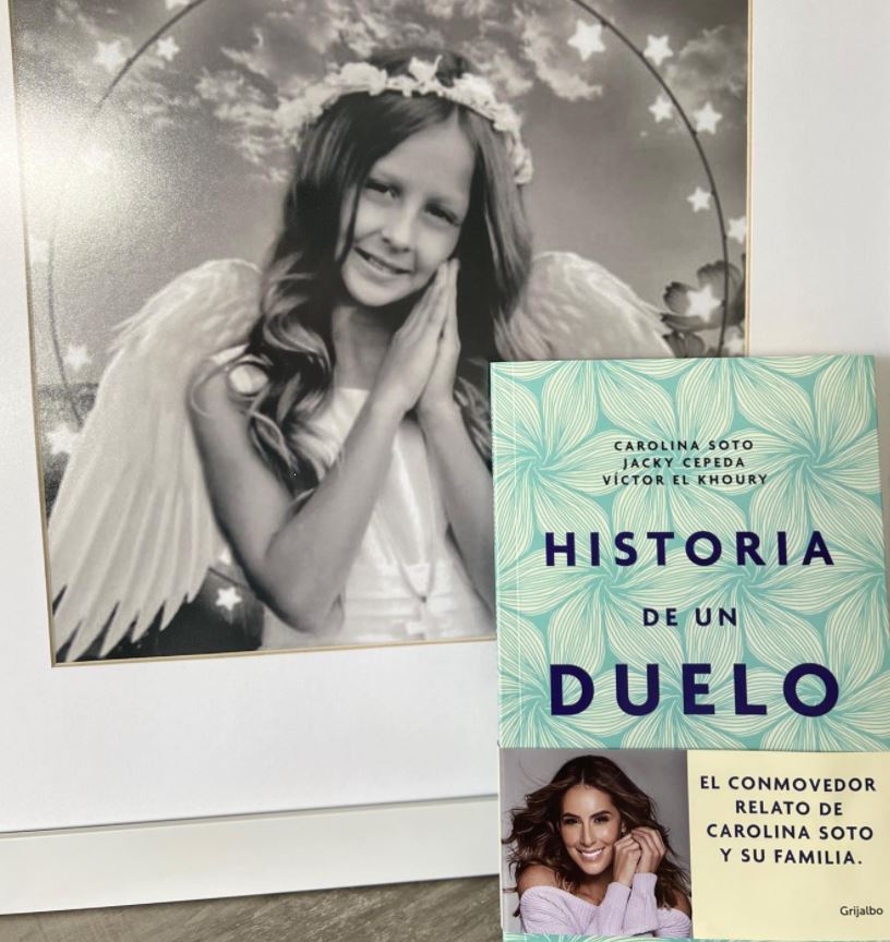 Carolina Soto y un libro como catarsis La vida de Carolina Soto y la de su familia cambió hace siete años, cuando Sofía, su hermana de 10 años, fue succionada por el ducto de una piscina: su cabello se enredó en una rejilla del hotel en el que pasaban las vacaciones en Turquía. Tras el accidente, la pequeña fue diagnosticada con muerte cerebral y una semana después murió.
