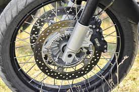 Lo que debe saber sobre los rines y llantas de su moto 1 Lo que debe saber sobre los rines y llantas de su moto Cuando nos referimos a las llantas y rines de la moto, hablamos de una parte fundamental y, si se quiere, una de las más importantes del vehículo. Sobre este par de ejes redondos nuestra moto realiza los recorridos que nos llevan a donde deseamos.
