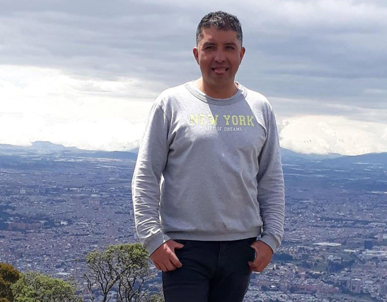 El taxista que murió en el accidente de la Avenida Circunvalar Angustiada, con el corazón latiéndole tan fuerte que sentía que se le iba a salir del pecho, llegó, en busca de su esposo, una mujer con el rostro lavado en lágrimas la noche de este miércoles al sitio en donde se registró el aparatoso accidente de tránsito de la volqueta que embistió 11 vehículos. Minutos antes en noticias había visto el siniestro y el último mensaje que le había enviado su pareja era que estaba por la Avenida Circunvalar.