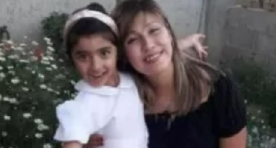 "Fue un accidente": madre arrolló a su hijita y la mató Una mujer, sin querer, atropelló a su pequeña hija de 6 años ocasionándole la muerte. La madre, Karina Olea, contó a través de sus redes el lamentable suceso que le cobró la vida a su primogénita. Esto aclarando no fue una imprudencia si no un accidente.