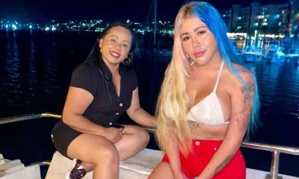 EN VIDEO: Mamá de Yina Calderón se vuelve viral al hacer el baile de Anitta En el momento es tendencia realizar el baile de la reggaetonera Anitta, y esta vez fue la mamá de&nbsp;la influencer Yina Calderón, Merly Ome, quien se sumó al reto y grabó un video bailando 'Envolver' con un ajustado body de color negro que dejaba ver más de lo que muchos querían.