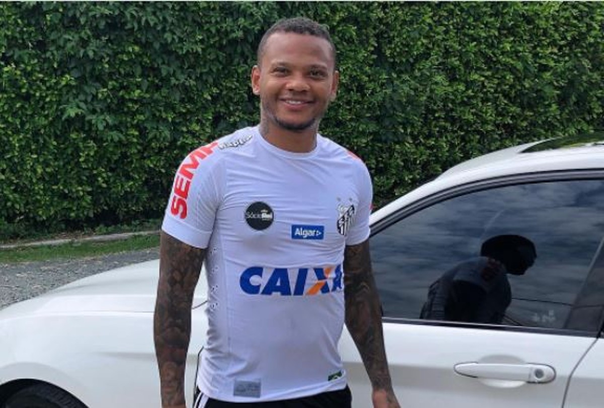 Condenan a 'Manga' Escobar a 2 años y medio de cárcel por abuso sexual Desde hace un año el futbolista Andrés Ramiro 'Manga' Escobar, quien ha jugado en varios de los equipos grandes del país como Deportivo Cali, Atlético Nacional y Millonarios, dio un nuevo paso en su carrera al llegar a la liga de Islandia. Infortunadamente ahora da de qué hablar allí no por sus goles, sino por un gran escándalo.