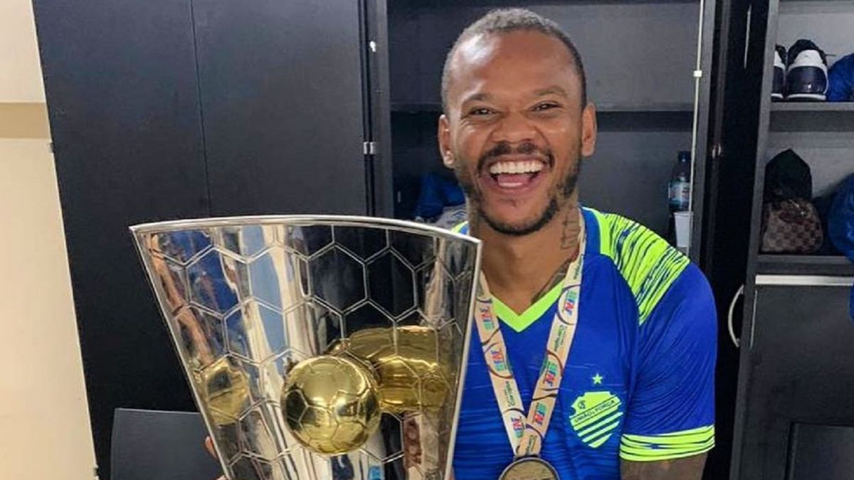 Condenan a 'Manga' Escobar a 2 años y medio de cárcel por abuso sexual Desde hace un año el futbolista Andrés Ramiro 'Manga' Escobar, quien ha jugado en varios de los equipos grandes del país como Deportivo Cali, Atlético Nacional y Millonarios, dio un nuevo paso en su carrera al llegar a la liga de Islandia. Infortunadamente ahora da de qué hablar allí no por sus goles, sino por un gran escándalo.