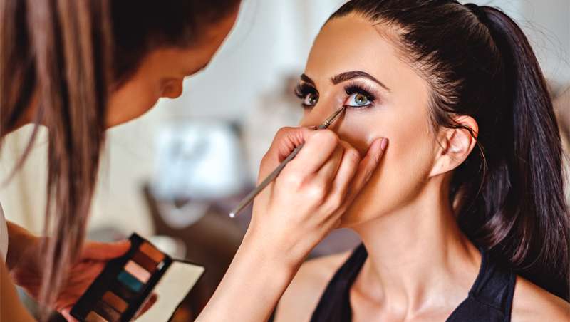 El arte de maquillarse y no parecer maquillada 1 El arte de maquillarse y no parecer maquillada Aunque pueda parecer una tendencia un poco ‘ilógica’, lo cierto es que el efecto ‘cara lavada’ cada vez toma más espacio en el día a día de las mujeres, porque es una forma de lucir “organizada” sin tener que esforzarse en maquillajes muy elaborados, y es ideal para ir a la oficina, hacer actividades diurnas o en jornadas donde hay mucho movimiento y los cosméticos más coloridos se podrían correr fácilmente con el sudor.