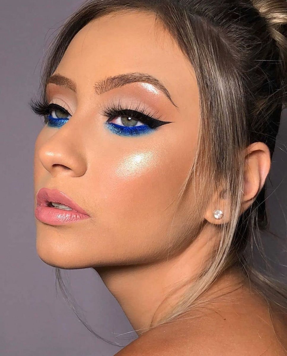 El maquillaje que se puso de moda por esta serie... 1 El maquillaje que se puso de moda por esta serie... De moda, la exitosa producción, que se convirtió en lo más visto de la plataforma HBO Max, dejó mucho, pero sin duda lo más top y que muchas quieren hacerse es el maquillaje de las protagonistas.