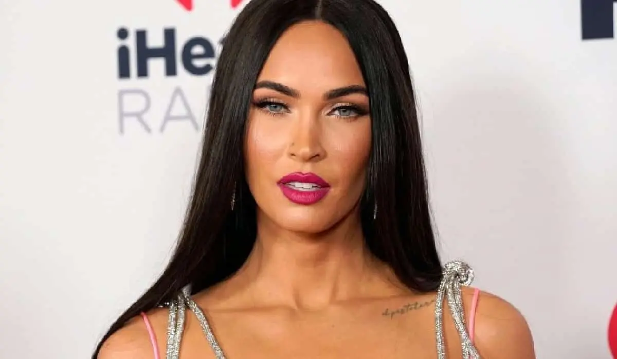 La bella actriz de Hollywood, Megan Fox, estuvo en Bogotá Las imágenes de Megan Fox en Bogotá dejaron a más de uno sorprendido. La actriz de Hollywood, reconocida por interpretar papeles en las películas de Transformers, Tortugas Ninja, Diabólica Tentación, entre otros estuvo en la capital junto a su novio el músico Machine Guy Kelly.