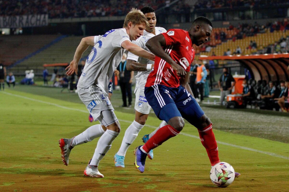 Millos perdió el invicto, pero sigue de líder en la Liga Millonarios no pudo mantener su invicto en la Liga BetPlay. Este miércoles el cuadro capitalino perdió 1-0 contra el Independiente Medellín, como visitante. Llevaba 7 jornadas seguidas ganando. Hasta que le encontraron la debilidad al equipo dirigido de Alberto Gamero.