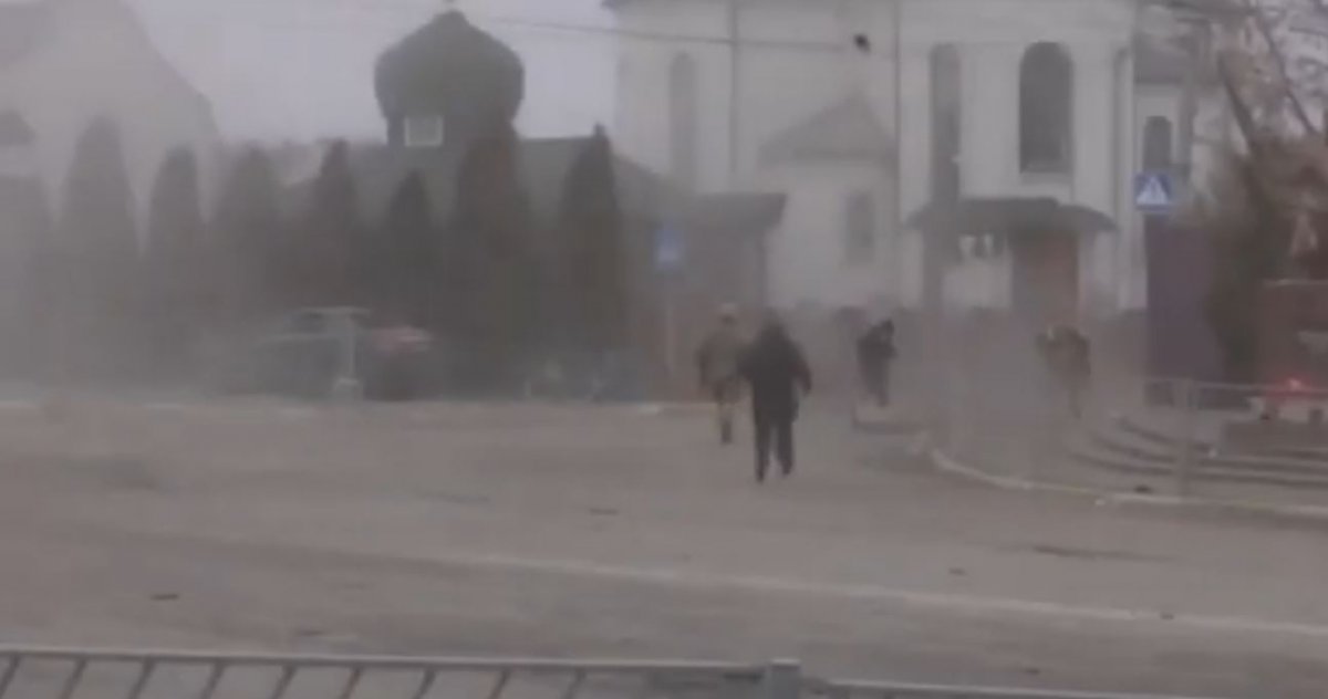 VIDEO: Misil ruso impacta durante evacuación de civiles en Ucrania 4 VIDEO: Misil ruso impacta durante evacuación de civiles en Ucrania Momentos de pánico vivieron varios civiles ucranianos, quienes quedaron en medio de la explosión de un misil disparado por el ejercito ruso.