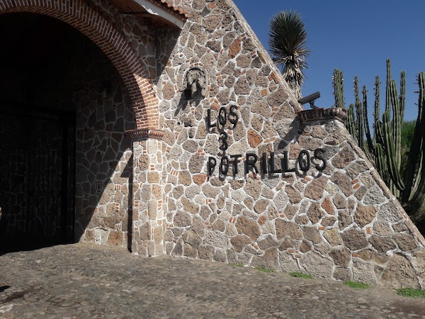 ¿El espíritu de ‘Chente’ ronda por su rancho en México? En el caso de Vicente Fernández, sus allegados afirman que al día de hoy, más de dos meses después de registrarse su deceso, el ‘Charro de Huentitán’ se les ha manifestado a su esposa y nieto de formas inimaginadas en su rancho Los 3 Potrillos, ubicado en Guadalajara (México).Según María del Refugio Abarca Villaseñor, más conocida como doña Cuquita, su esposo se le ha aparecido en su habitación.