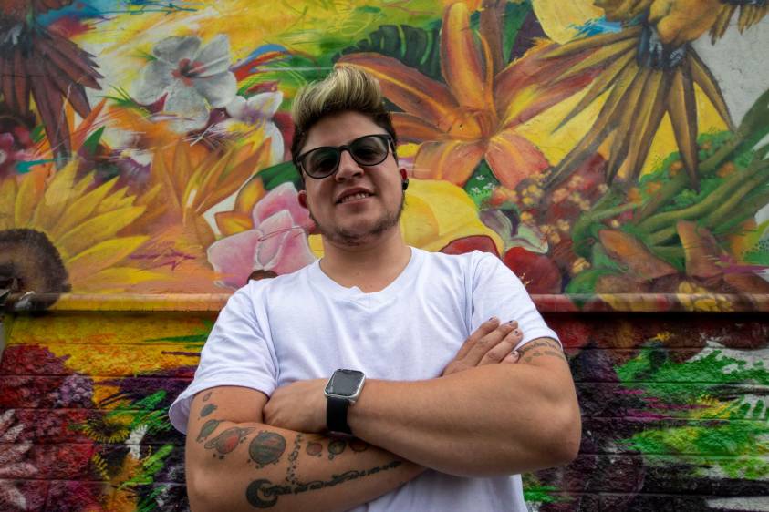 Mike Durán, primer colombiano con la letra T de trans en su cédula 1 Mike Durán, primer colombiano con la letra T de trans en su cédula El bogotano Mike Durán, de 31 años de edad, se convirtió en la primera persona colombiana en obtener una cédula de ciudadanía en la que su sexo la identifica como trans.
