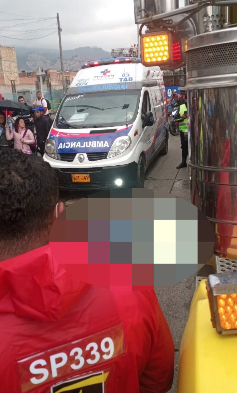 EN VIDEO: Mujer en moto falleció arrollada frente a Estación Molinos 1 EN VIDEO: Mujer en moto falleció arrollada frente a Estación Molinos En la mañana de este martes un nuevo accidente dejó en luto a la comunidad motera en Bogotá, pues una mujer que se movilizaba frente a la Estación Molinos de TransMilenio terminó arrollada en la vía por un carro de carga.