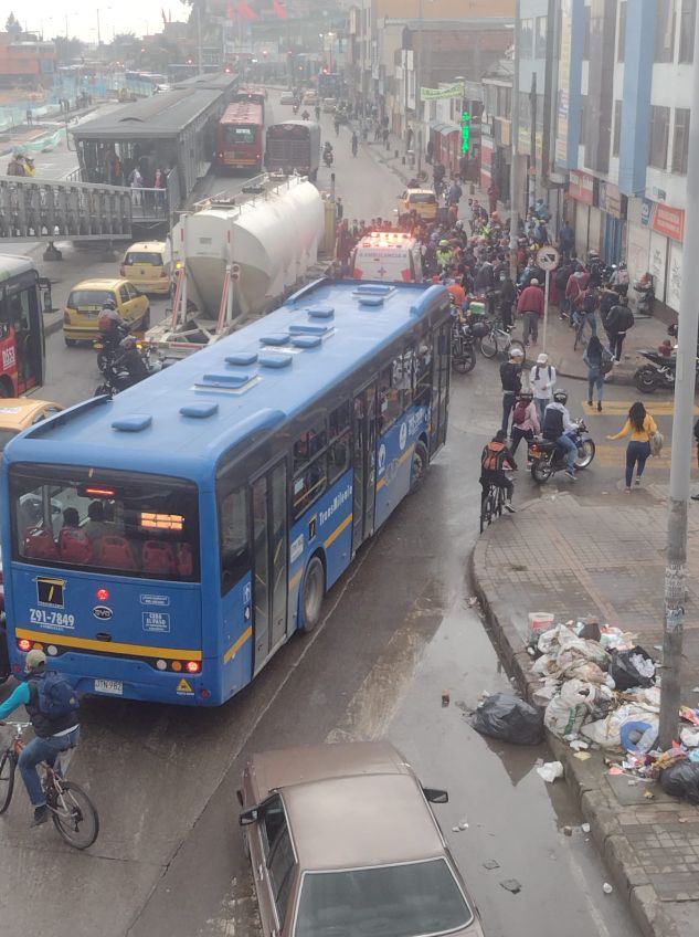 EN VIDEO: Mujer en moto falleció arrollada frente a Estación Molinos 2 EN VIDEO: Mujer en moto falleció arrollada frente a Estación Molinos En la mañana de este martes un nuevo accidente dejó en luto a la comunidad motera en Bogotá, pues una mujer que se movilizaba frente a la Estación Molinos de TransMilenio terminó arrollada en la vía por un carro de carga.