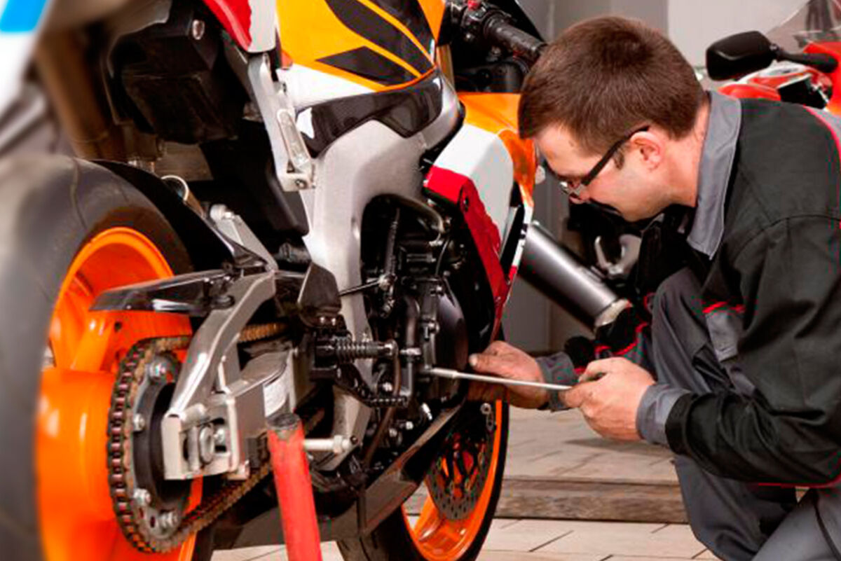 Los errores cuando se aprende a manejar moto 1 Los errores cuando se aprende a manejar moto Una vez se le coge el tiro, manejar una moto es una actividad sencilla y práctica que no tiene mucha ciencia, más allá de los cuidados y prevenciones que se deben tener a la hora de domar estas máquinas.