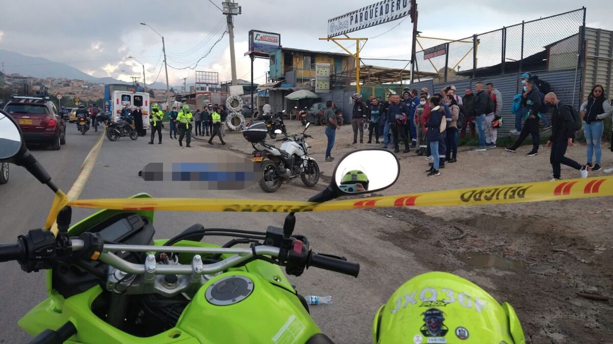 Fatal tarde de motociclista arrollado junto al botadero Doña Juana Apenas un día después de que se registraran dos fatalidades de tránsito en vías de Bogotá, en las que infortunadamente fallecieron motociclistas, este viernes de nuevo la comunidad motera está de luto por cuenta de otro siniestro vial, en el que murió un hombre, junto a Doña Juana.