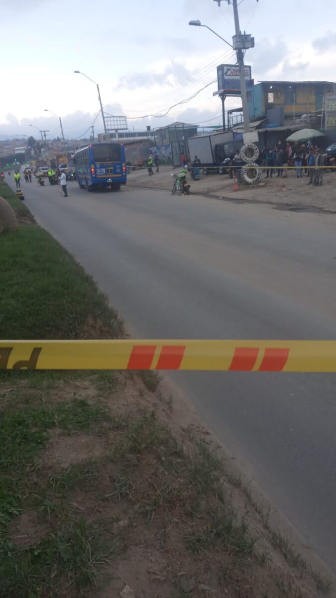 Fatal tarde de motociclista arrollado junto al botadero Doña Juana 1 Fatal tarde de motociclista arrollado junto al botadero Doña Juana Apenas un día después de que se registraran dos fatalidades de tránsito en vías de Bogotá, en las que infortunadamente fallecieron motociclistas, este viernes de nuevo la comunidad motera está de luto por cuenta de otro siniestro vial, en el que murió un hombre, junto a Doña Juana.