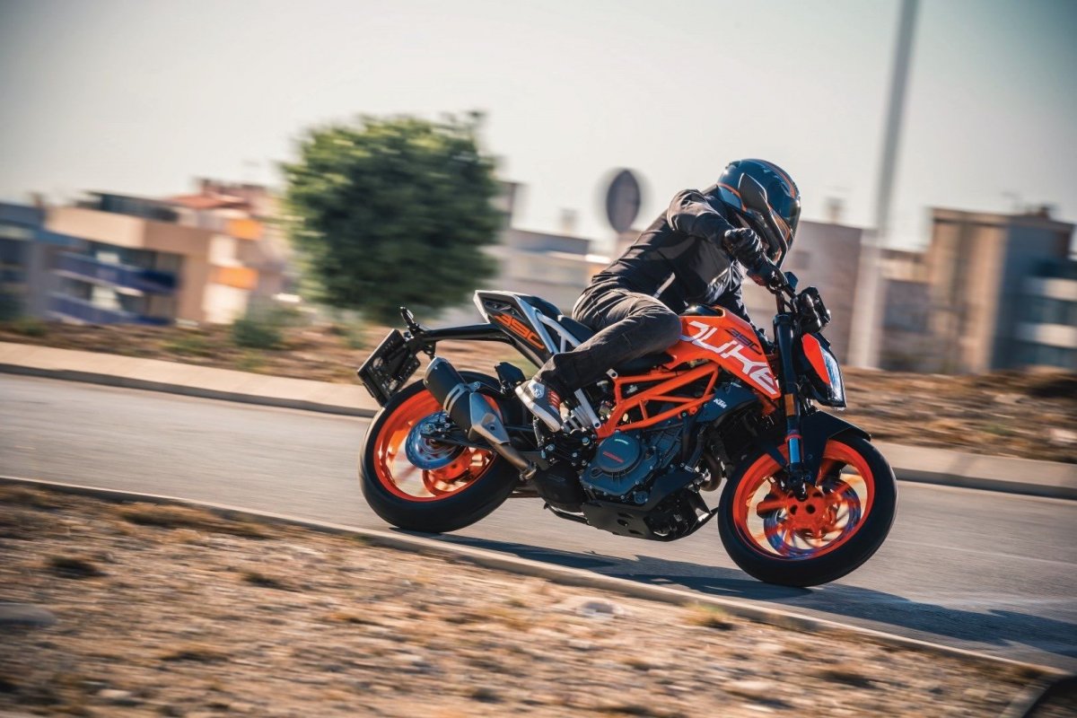 Lo que debe saber sobre los rines y llantas de su moto 5 Lo que debe saber sobre los rines y llantas de su moto Cuando nos referimos a las llantas y rines de la moto, hablamos de una parte fundamental y, si se quiere, una de las más importantes del vehículo. Sobre este par de ejes redondos nuestra moto realiza los recorridos que nos llevan a donde deseamos.