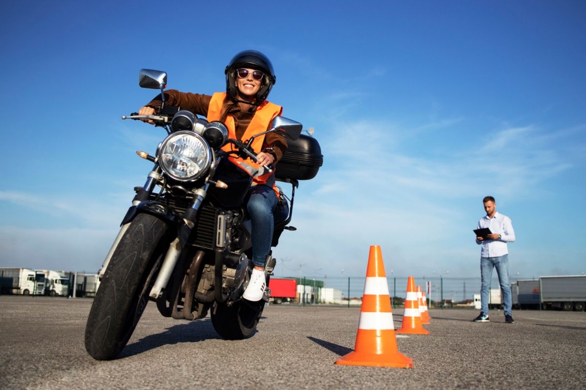Los errores cuando se aprende a manejar moto 2 Los errores cuando se aprende a manejar moto Una vez se le coge el tiro, manejar una moto es una actividad sencilla y práctica que no tiene mucha ciencia, más allá de los cuidados y prevenciones que se deben tener a la hora de domar estas máquinas.