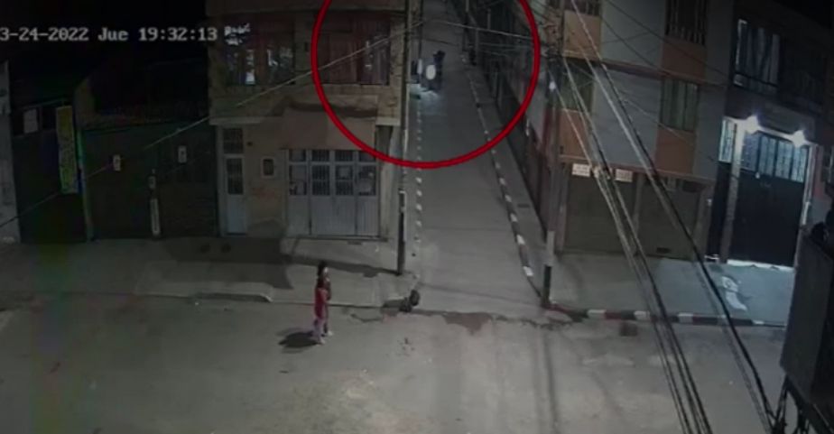 EN VIDEO: Pillos golpearon a su víctima en Patio Bonito para atracarla 6 EN VIDEO: Pillos golpearon a su víctima en Patio Bonito para atracarla Continúan los casos de inseguridad en Bogotá. Esta vez unos pillos hicieron de las suyas en el barrio Patio Bonito, localidad de Kennedy. En las cámaras de seguridad de la zona quedó registrado el momento en que unos motoladrones acorralaron a su víctima en una cuadra sola para golpearla y robarla.