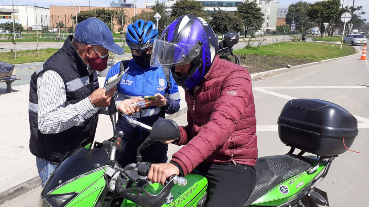 ¡Atención! Le ponen restricciones a los acompañantes de moto en Bogotá 1 ¡Atención! Le ponen restricciones a los acompañantes de moto en Bogotá Luego del Consejo de Seguridad que se adelantó en Bogotá este jueves, la Alcaldía anunció la restricción del parrillero en moto y la implementación nuevamente del chaleco con la placa.